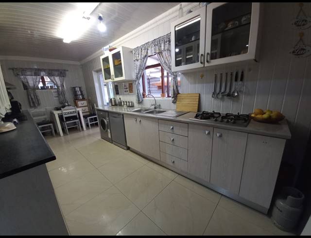 4 BEDROOM FREESTANDING FOR SALE IN LENTEGEUR